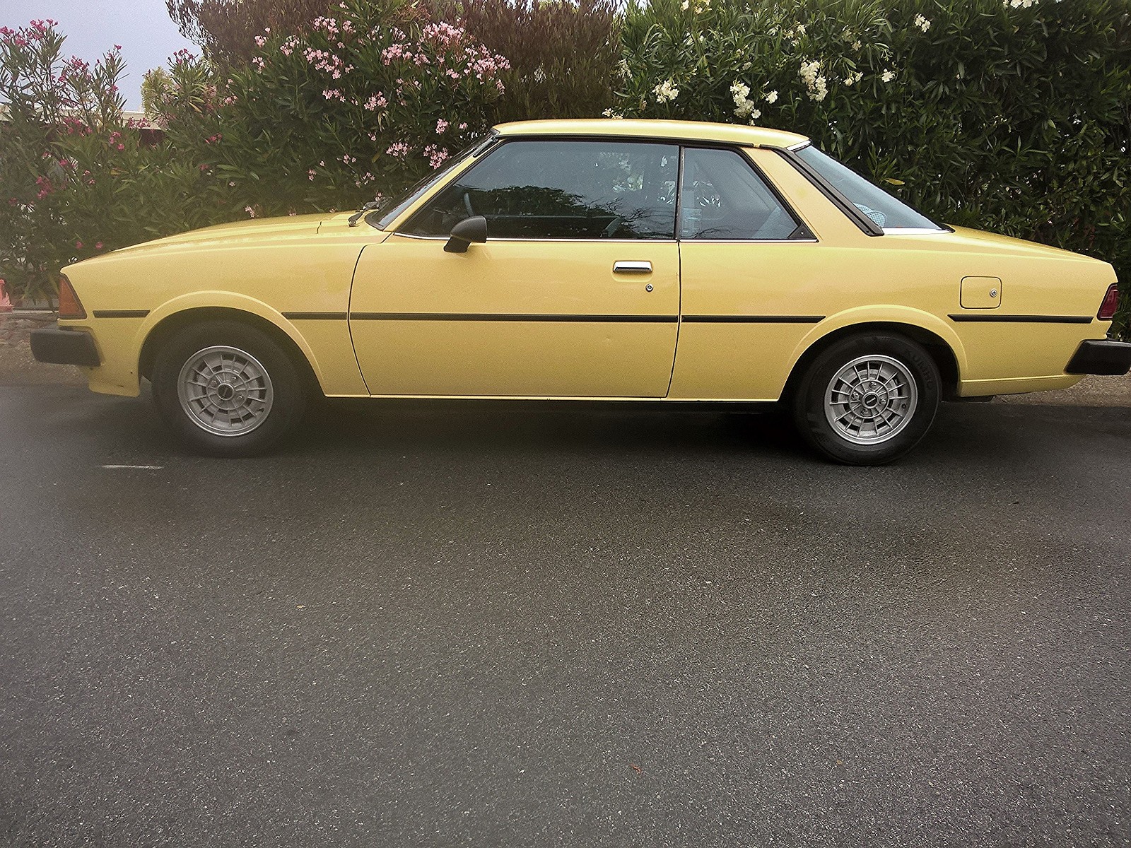 Mazda-626-1979-Coupe-4
