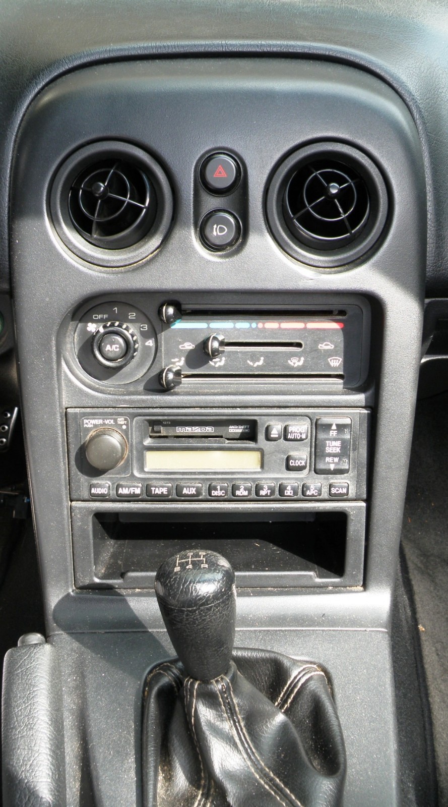 Mazda-MX-5-Miata-1996-Convertible-23