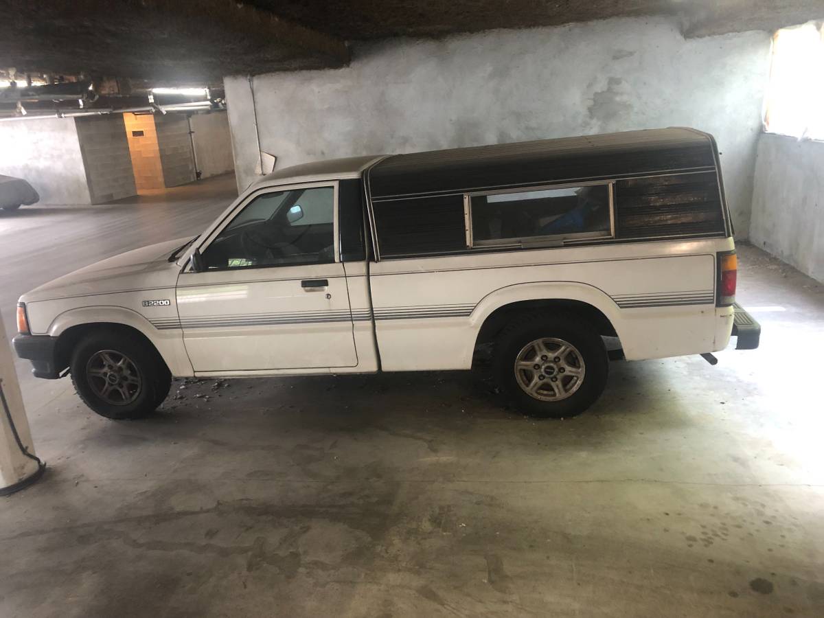 Mazda-b2200-1993-white