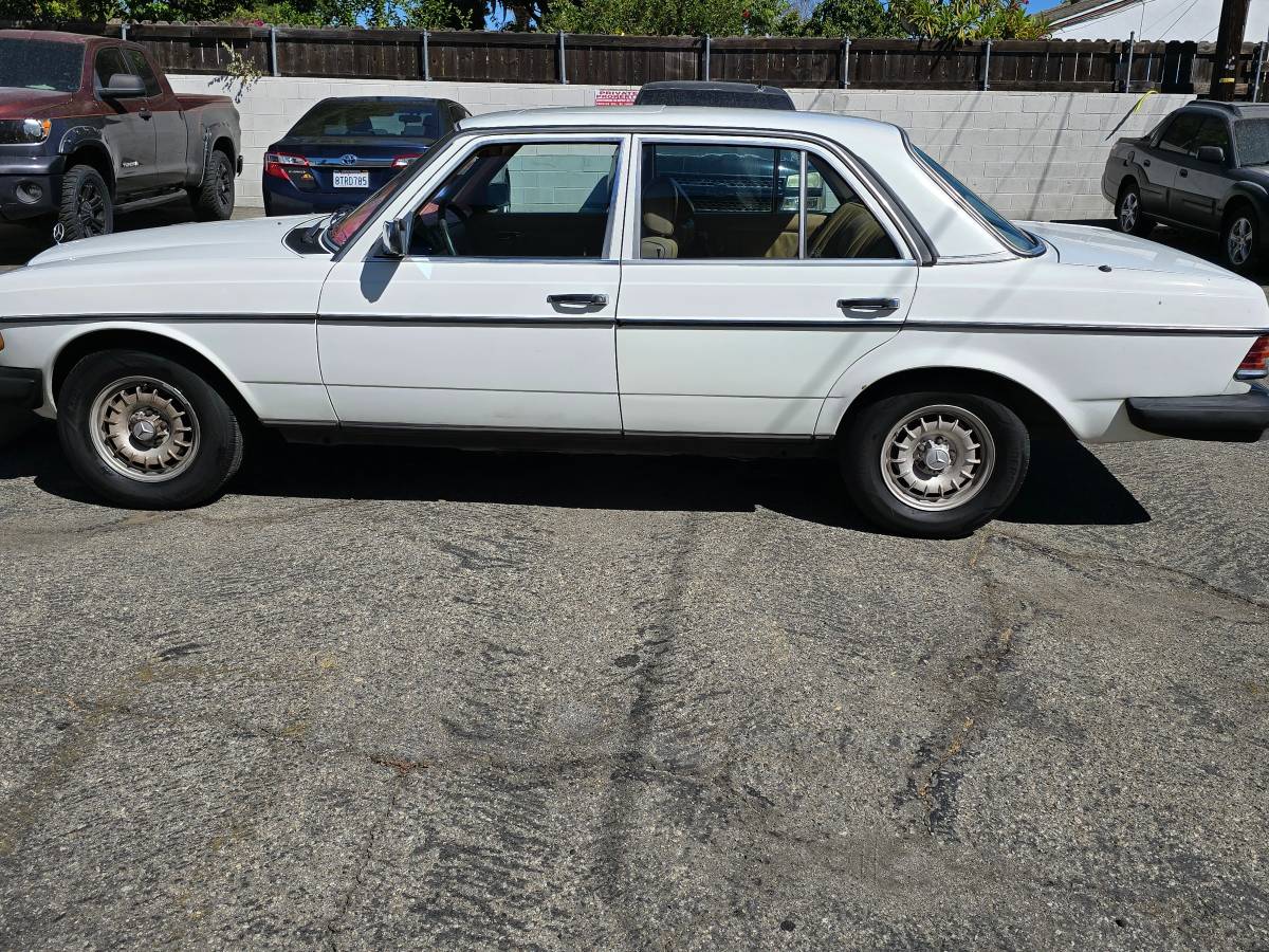 Mbz-300turbo-diesel-1985-white-1