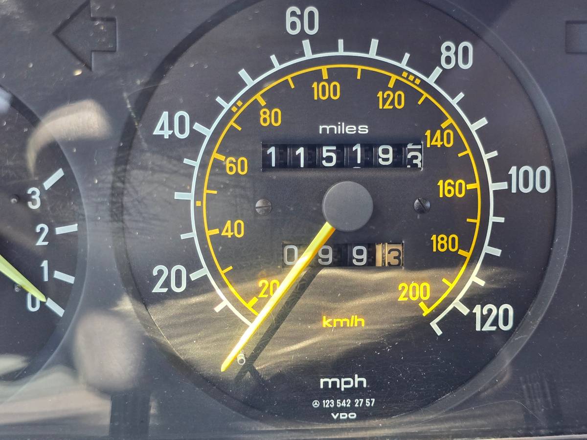 Mbz-300turbo-diesel-1985-white-6