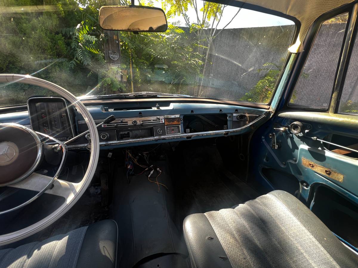 Mercedes-110-chassis-diesel-1965-blue-6