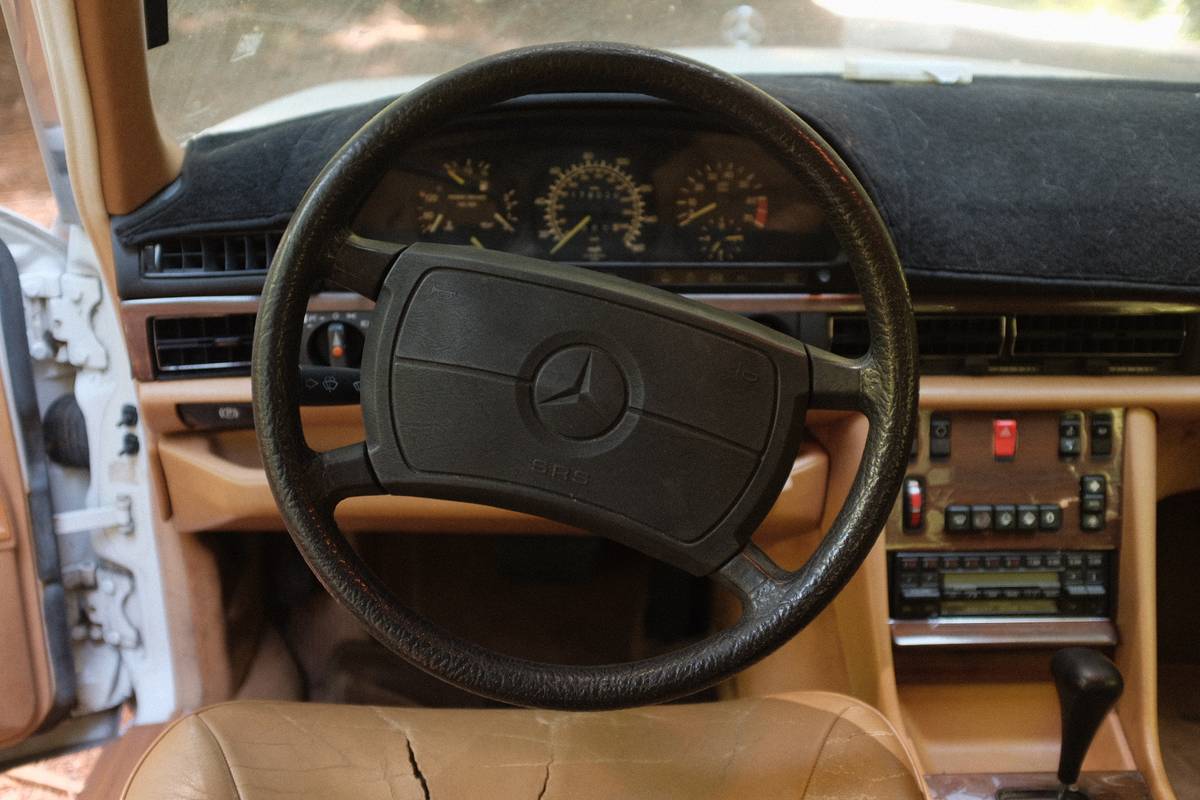 Mercedes-1988-white-11