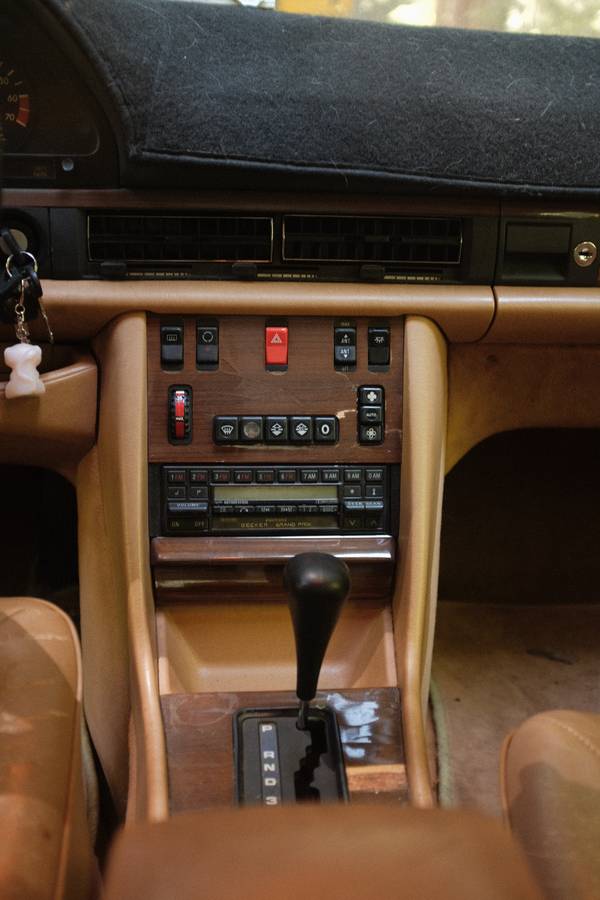 Mercedes-1988-white-15