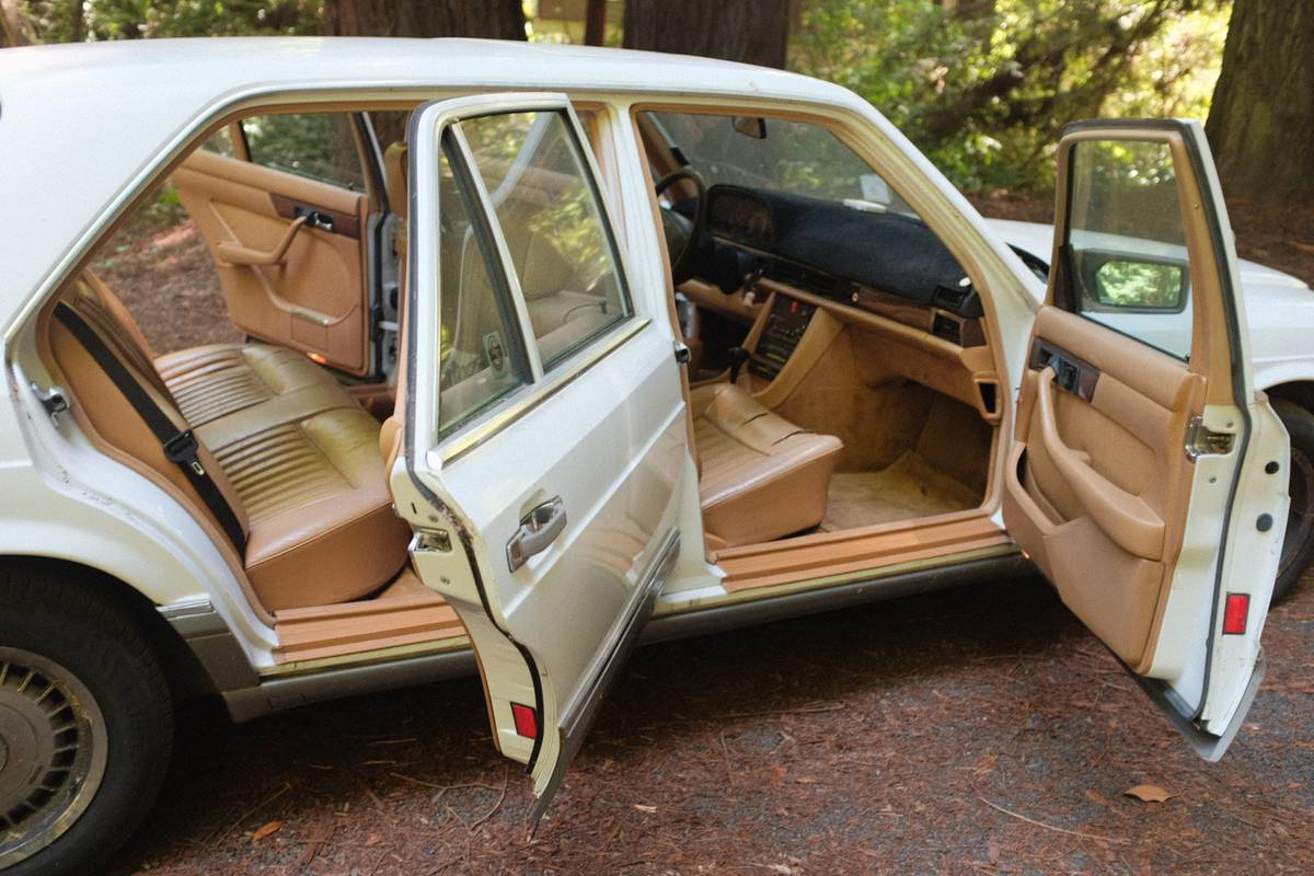Mercedes-1988-white-8