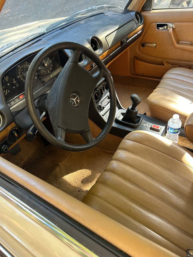 Mercedes-240-d-diesel-1981-yellow-4
