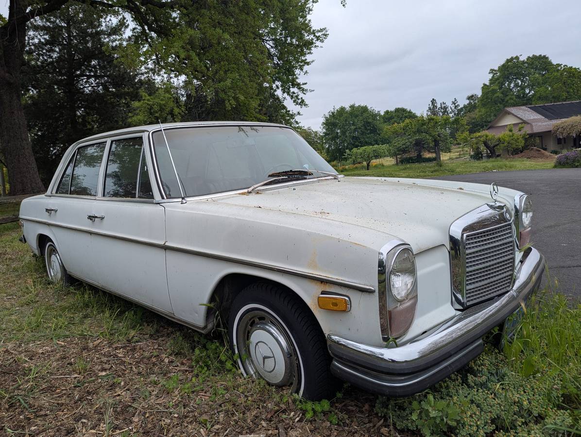 Mercedes-240d-1970-white-1