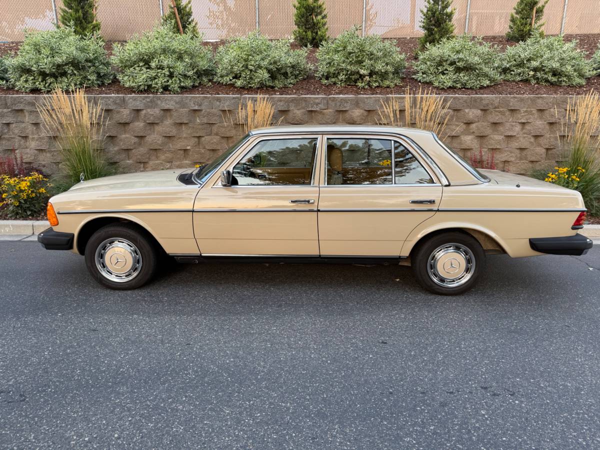 Mercedes-240d-diesel-1980-white-1