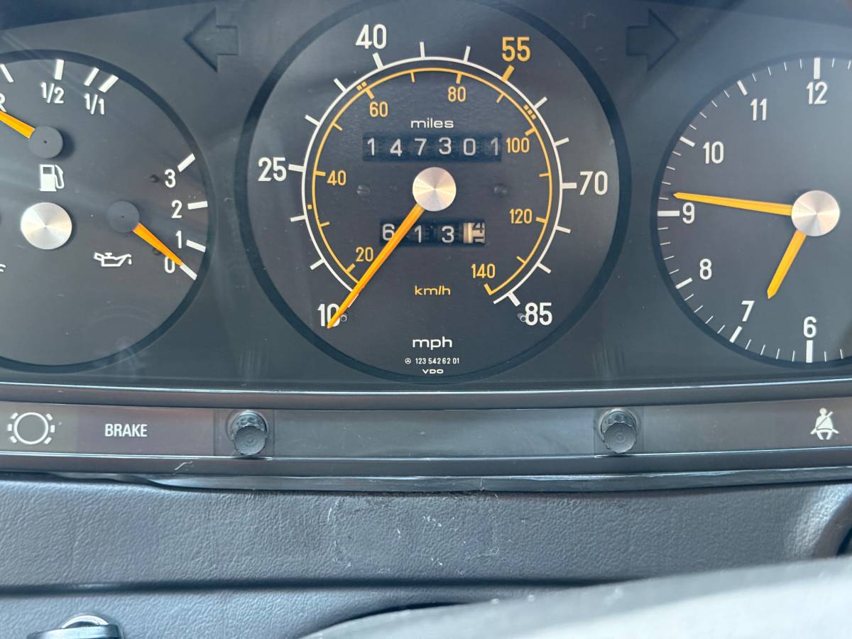 Mercedes-240d-diesel-1980-white-3