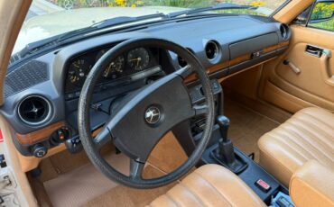 Mercedes-240d-diesel-1980-white-4