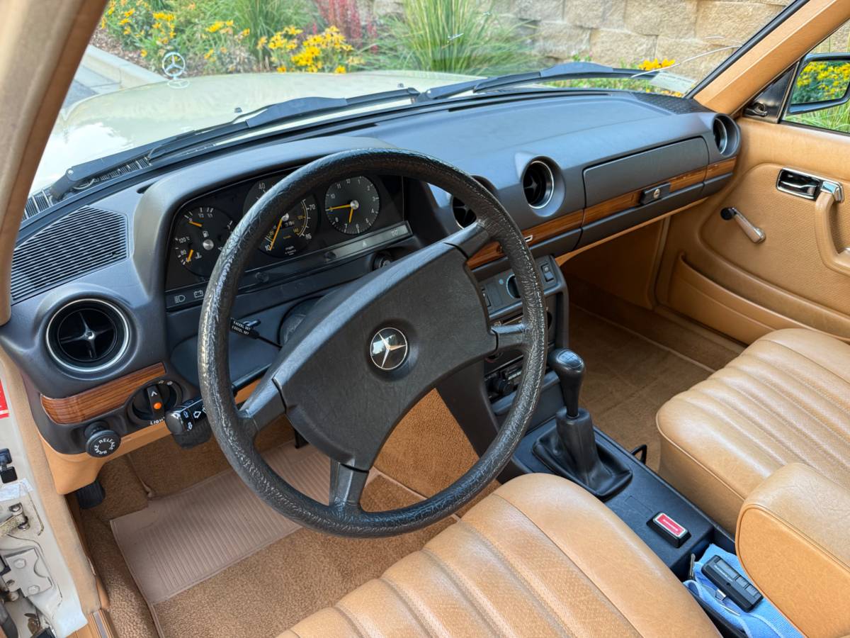 Mercedes-240d-diesel-1980-white-4