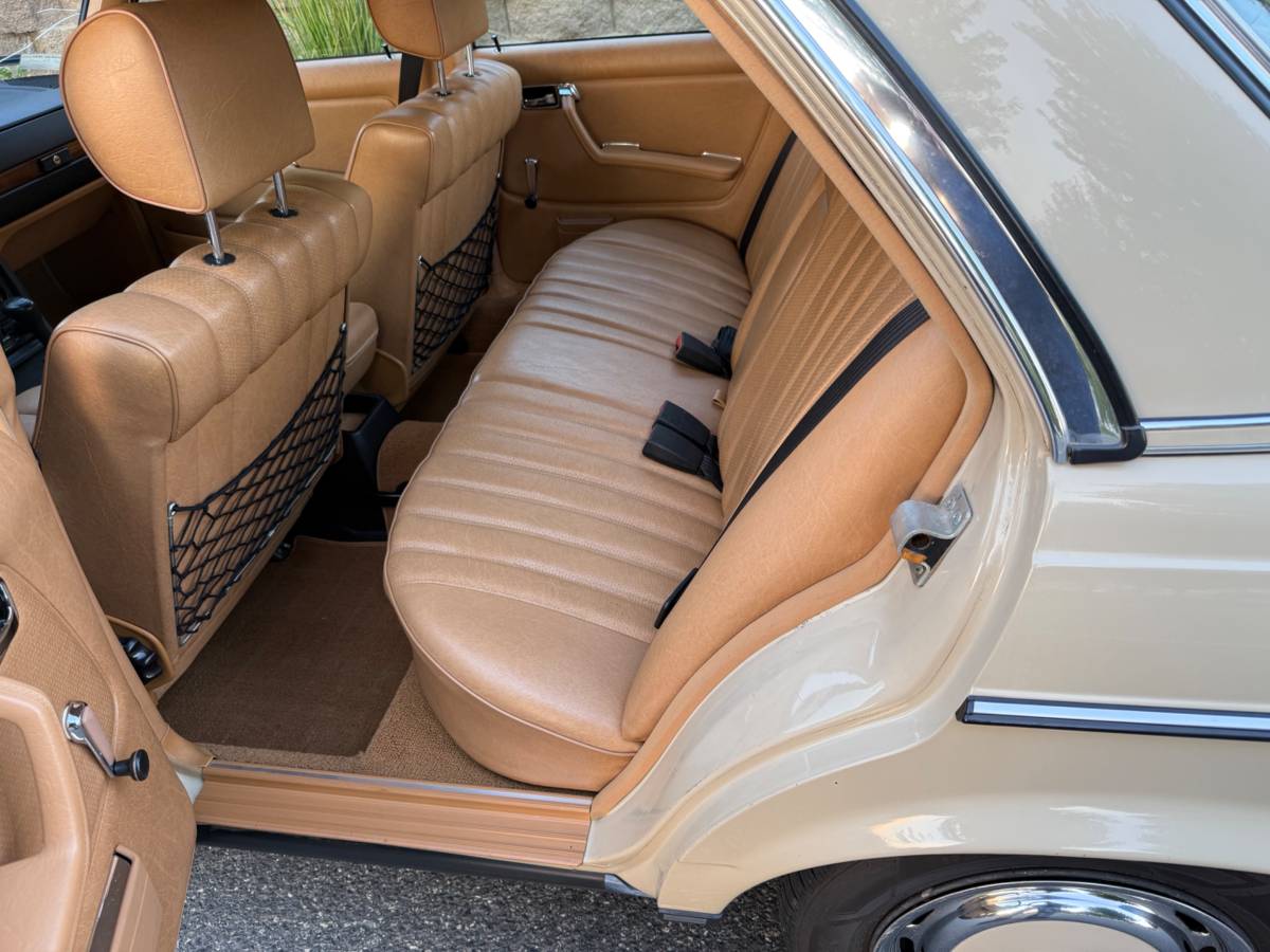 Mercedes-240d-diesel-1980-white-5