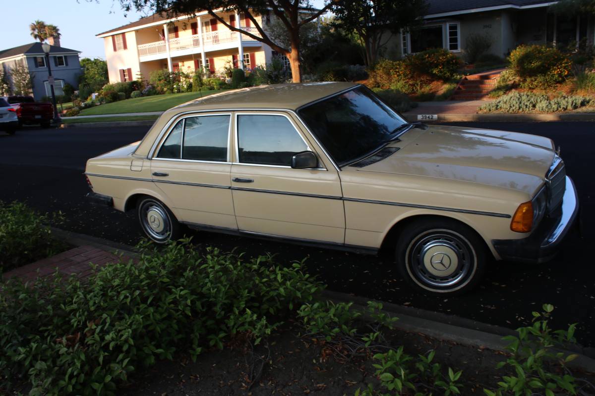 Mercedes-240d-diesel-1981-3