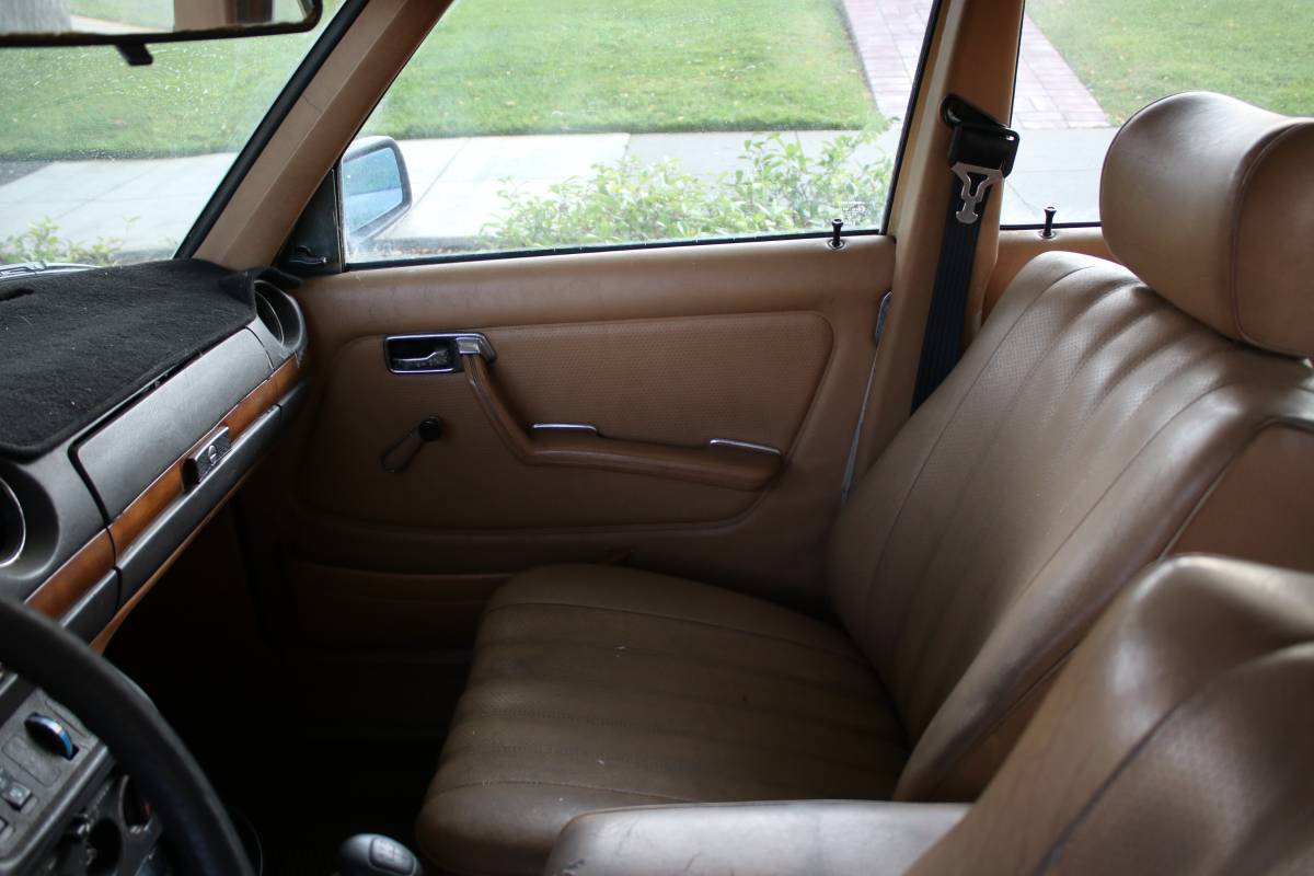 Mercedes-240d-diesel-1981-6