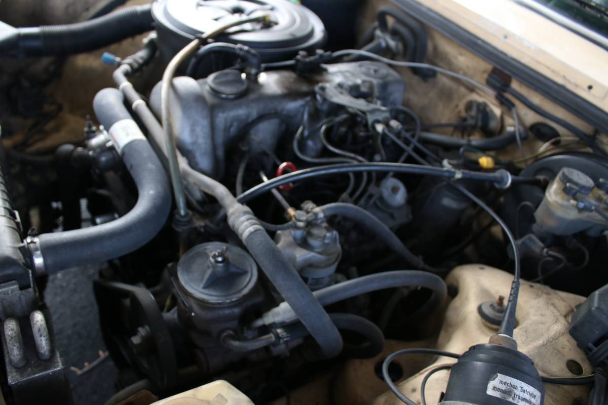 Mercedes-240d-diesel-1981-9