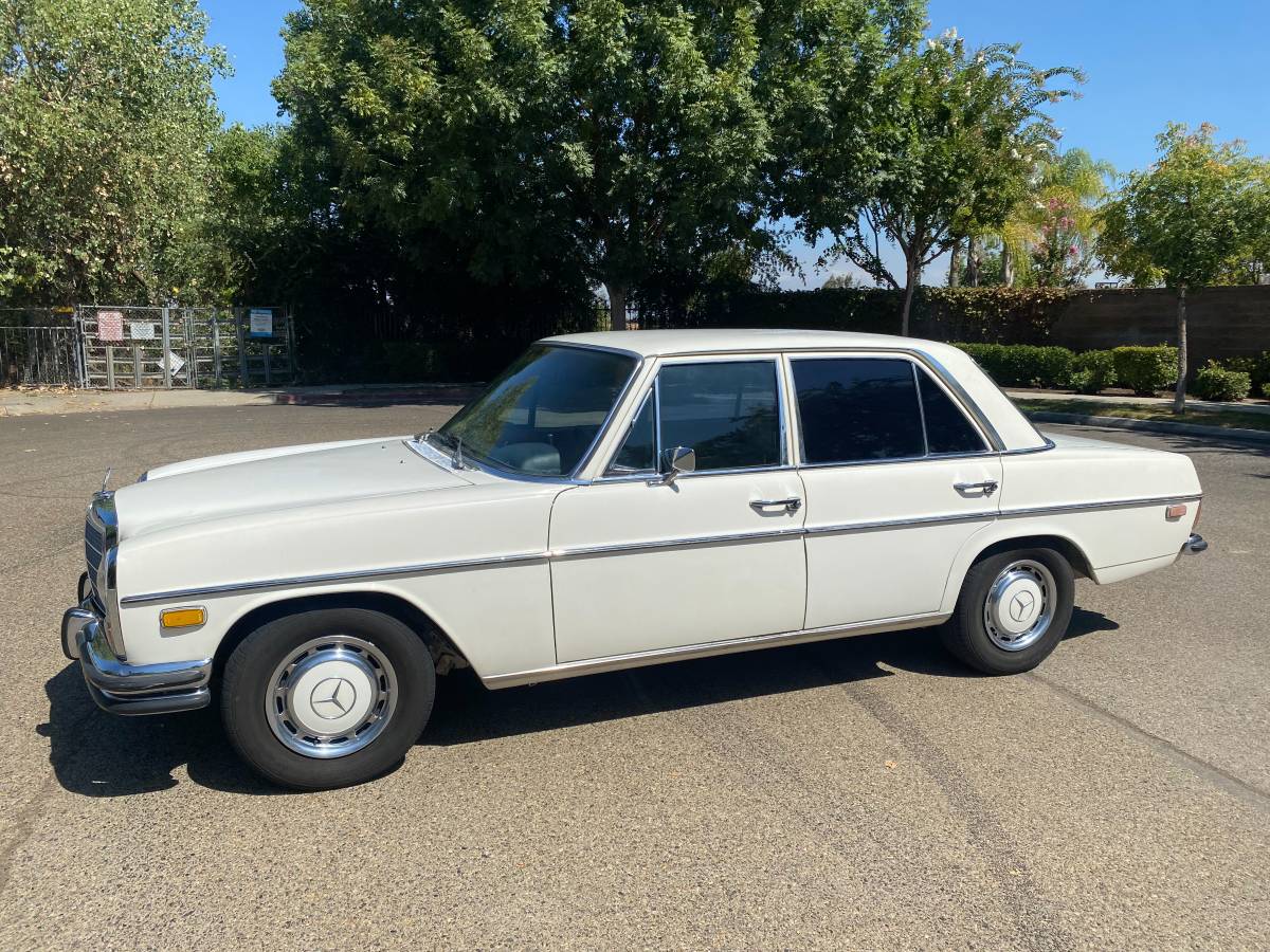 Mercedes-250-1972-white-10