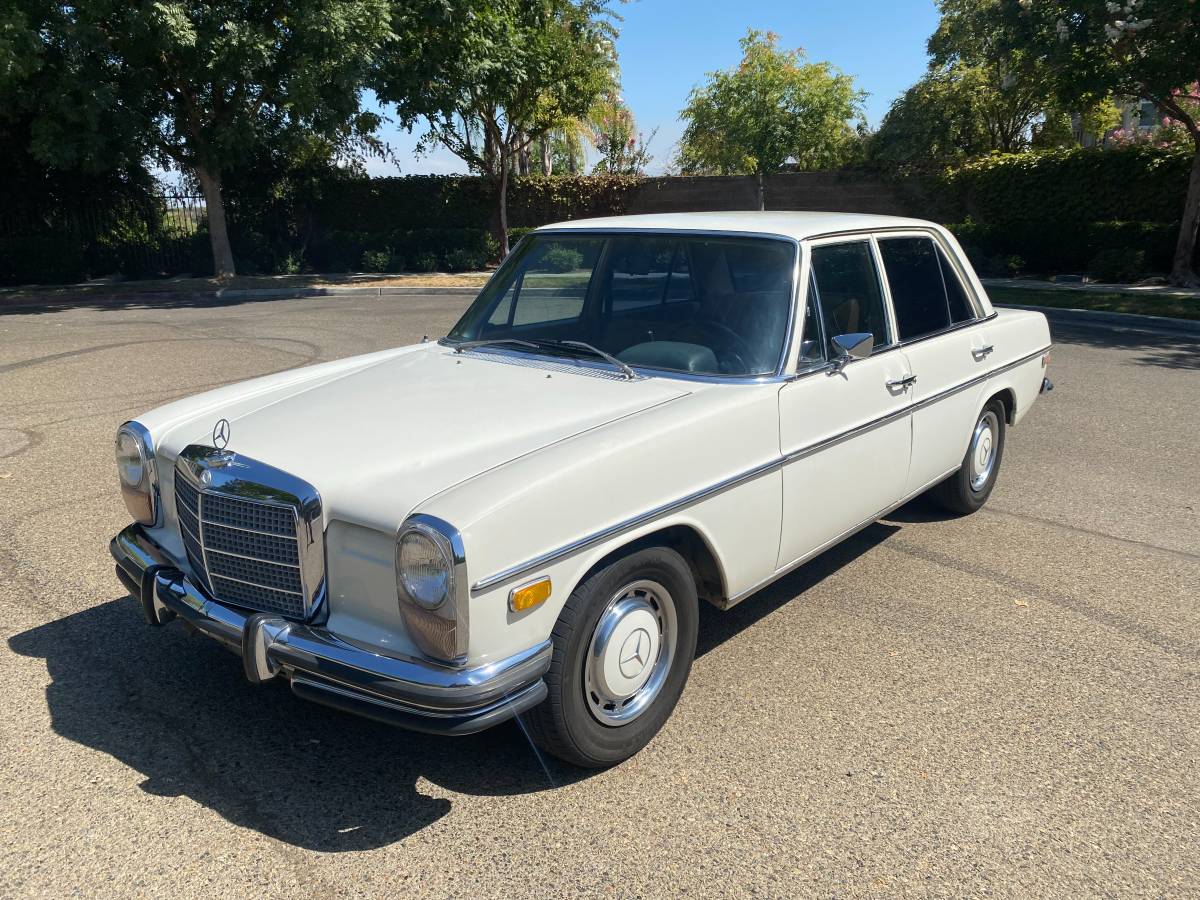 Mercedes-250-1972-white-11