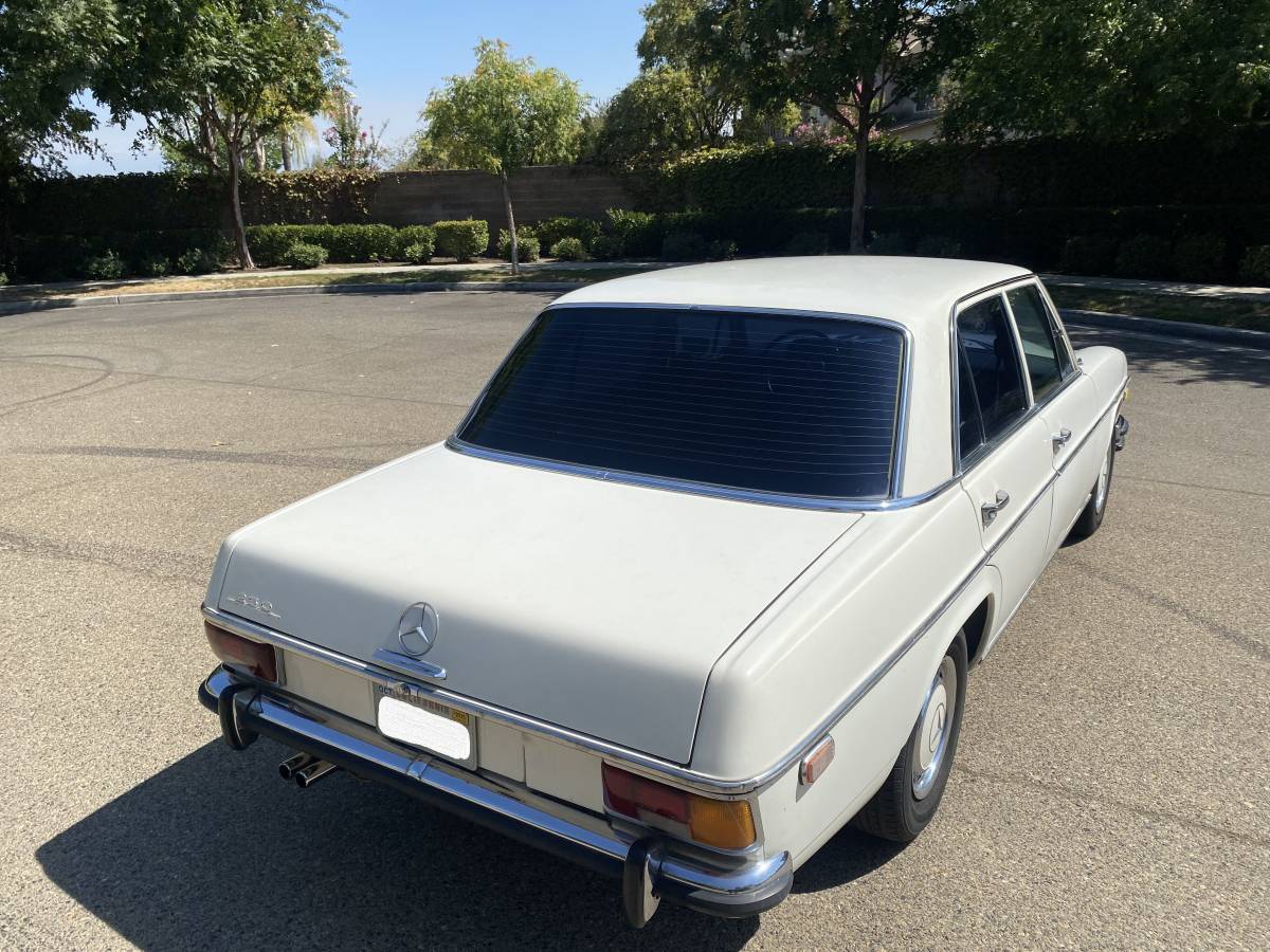 Mercedes-250-1972-white-13