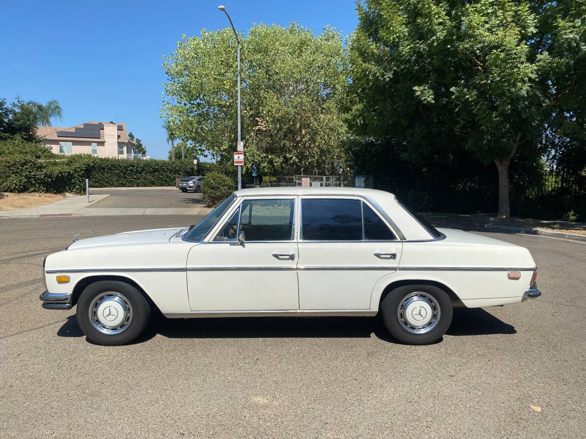Mercedes-250-1972-white-2