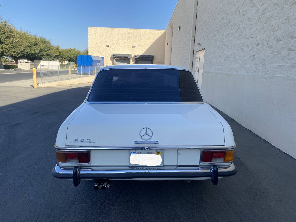 Mercedes-250-1972-white-21