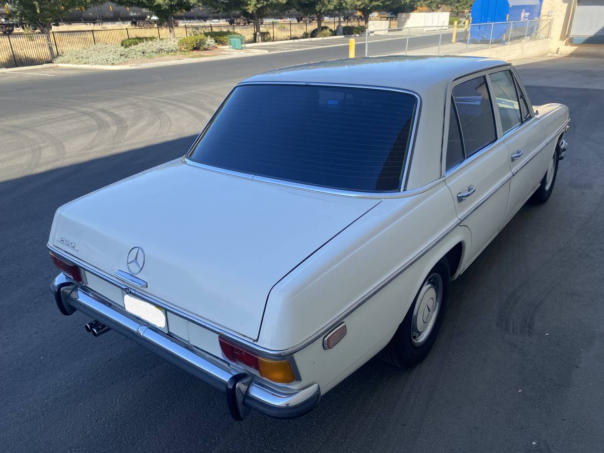 Mercedes-250-1972-white-22