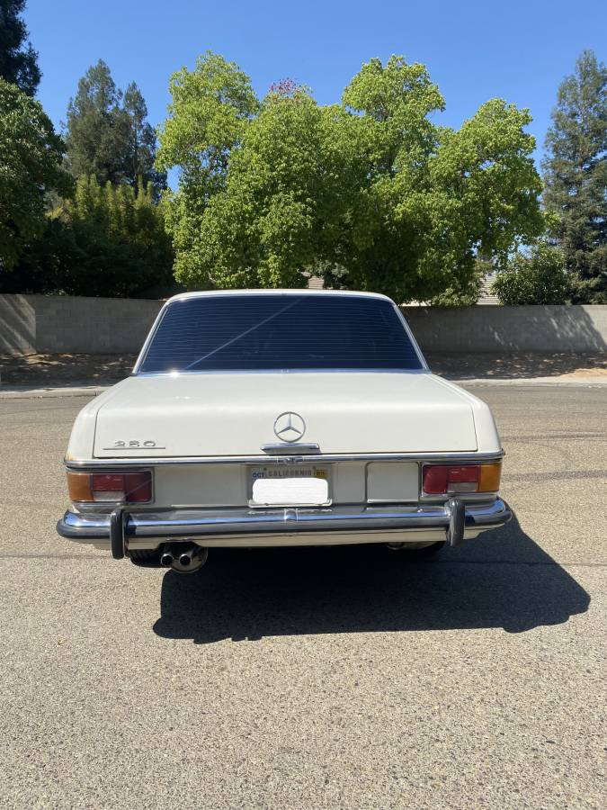 Mercedes-250-1972-white-3