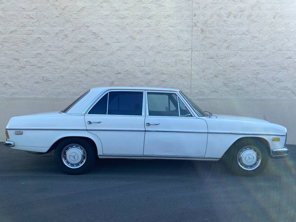Mercedes-250-1972-white-32
