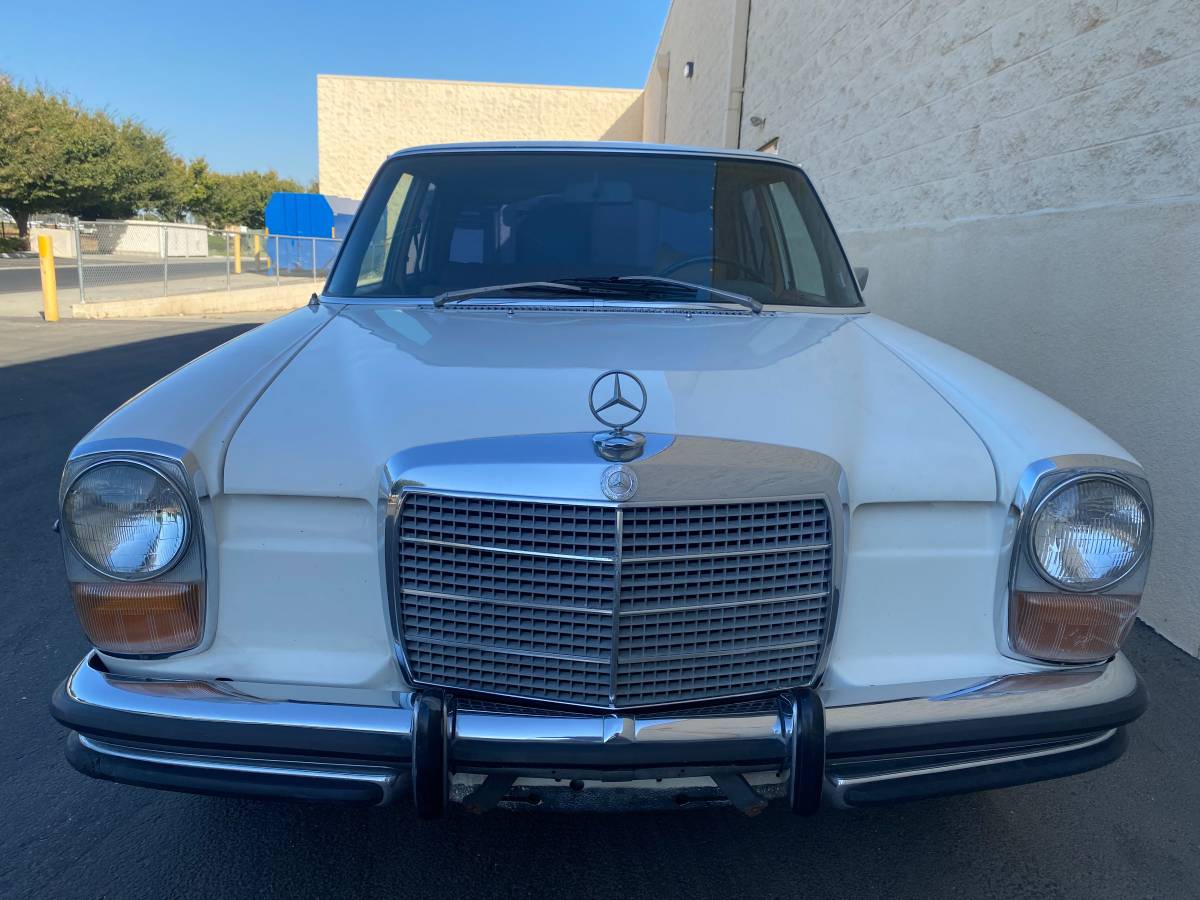 Mercedes-250-1972-white-35