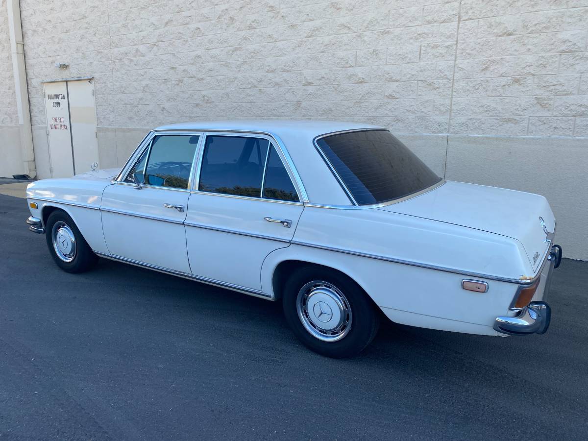 Mercedes-250-1972-white-37