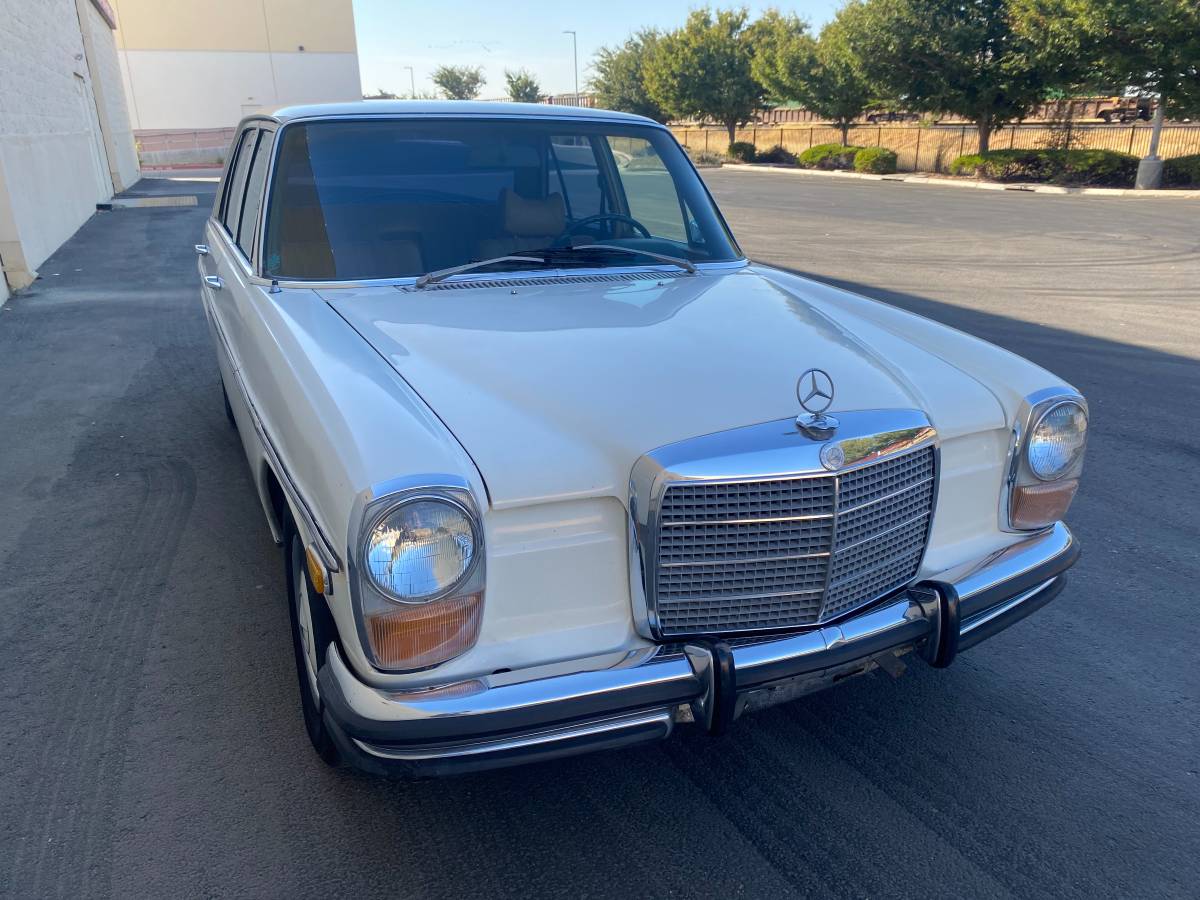 Mercedes-250-1972-white-9