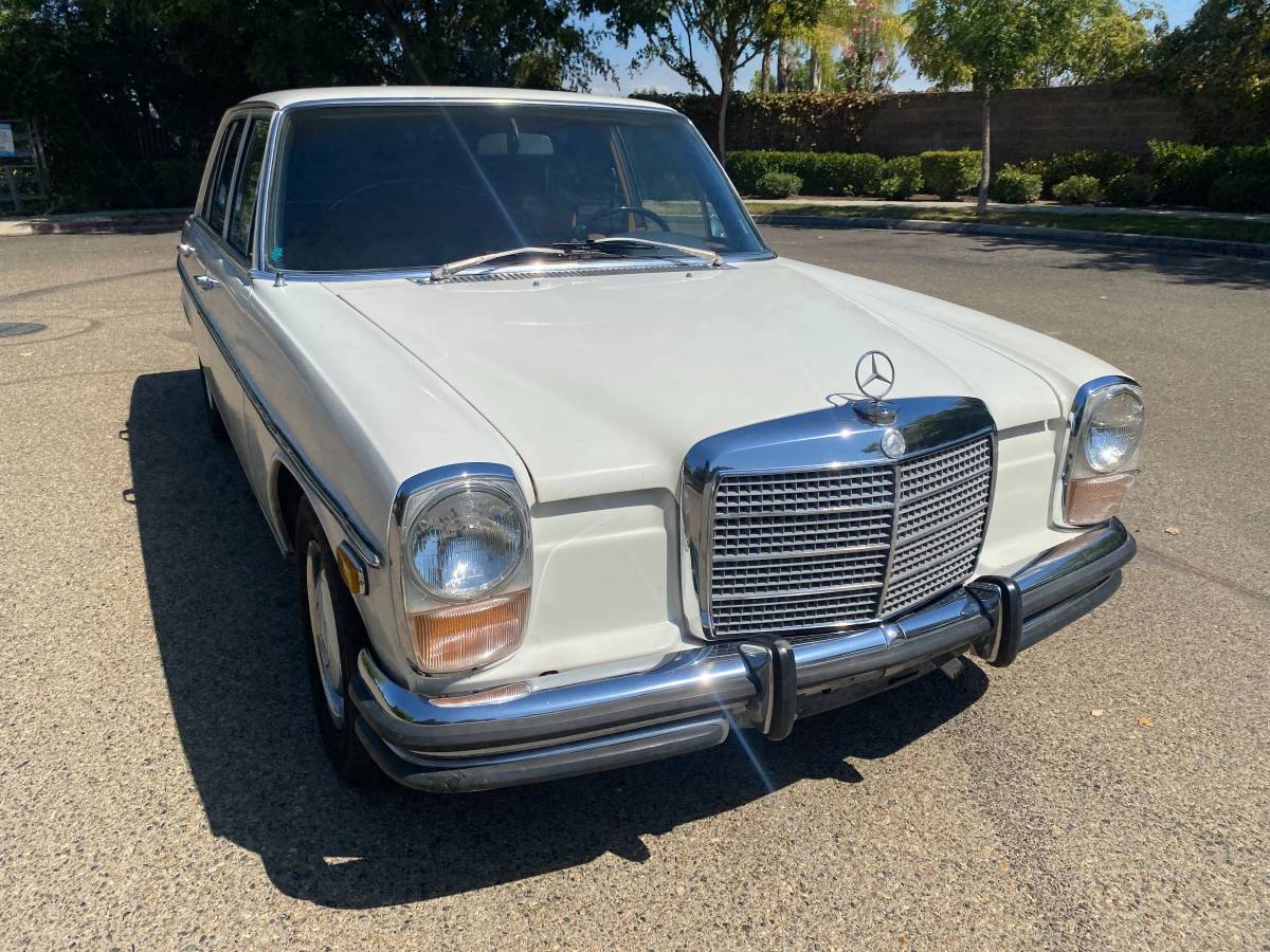 Mercedes-250-2.8-liter-1972-white-12