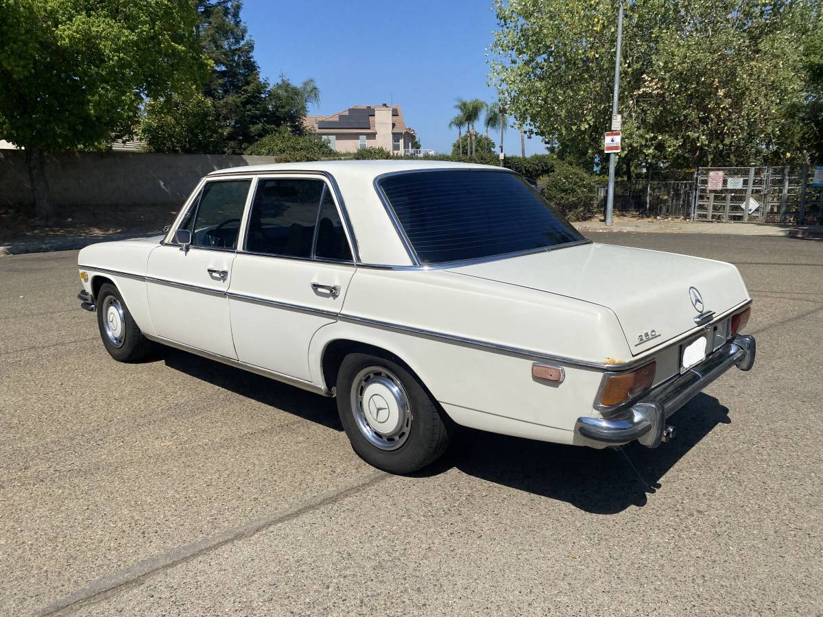 Mercedes-250-2.8-liter-1972-white-13