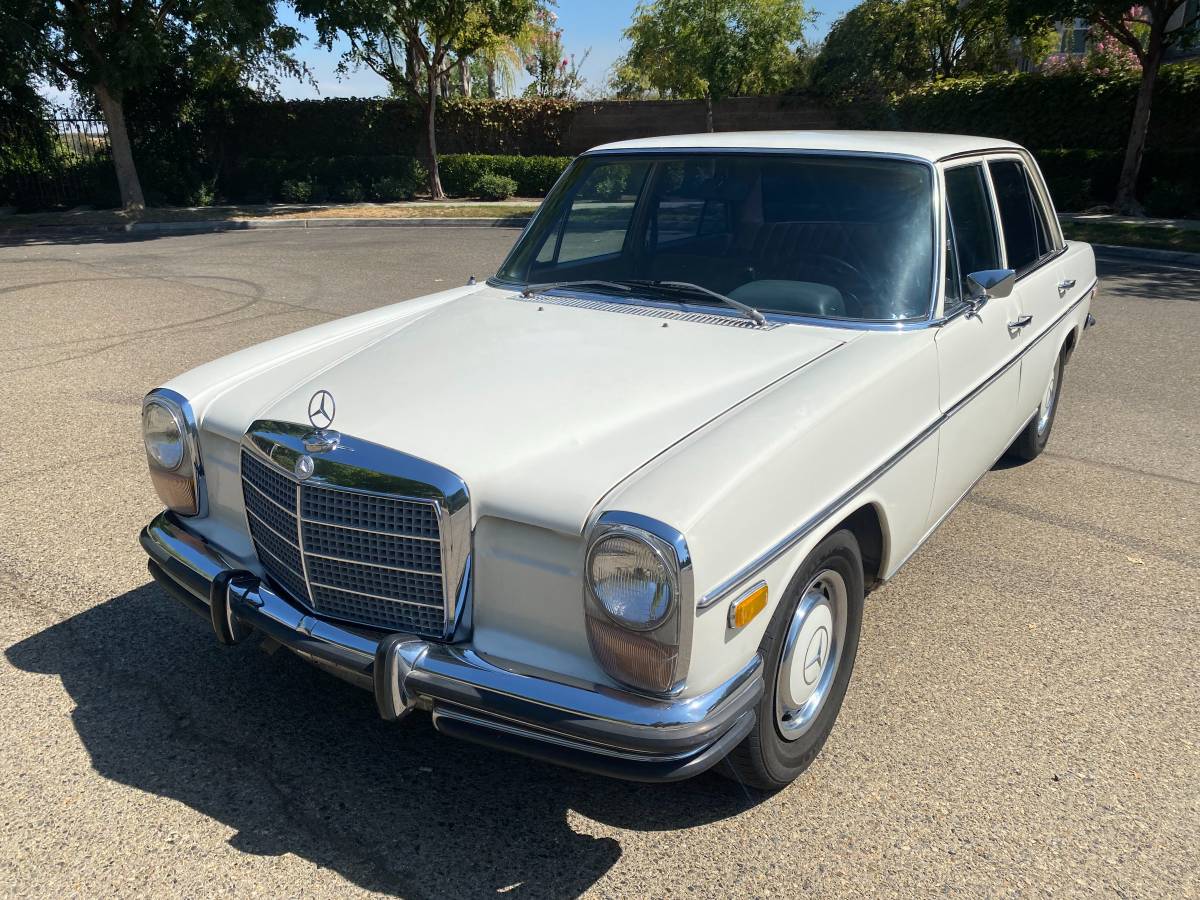 Mercedes-250-2.8-liter-1972-white-14