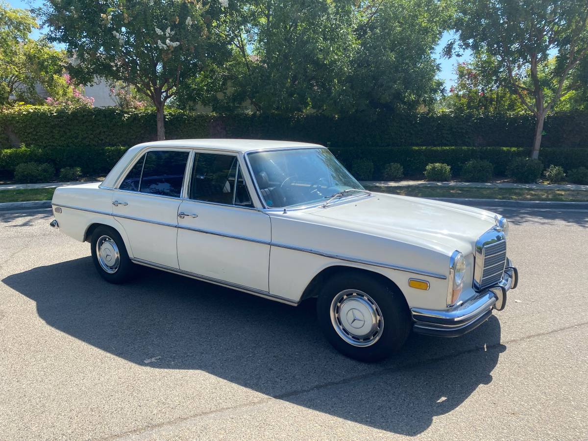 Mercedes-250-2.8-liter-1972-white-15