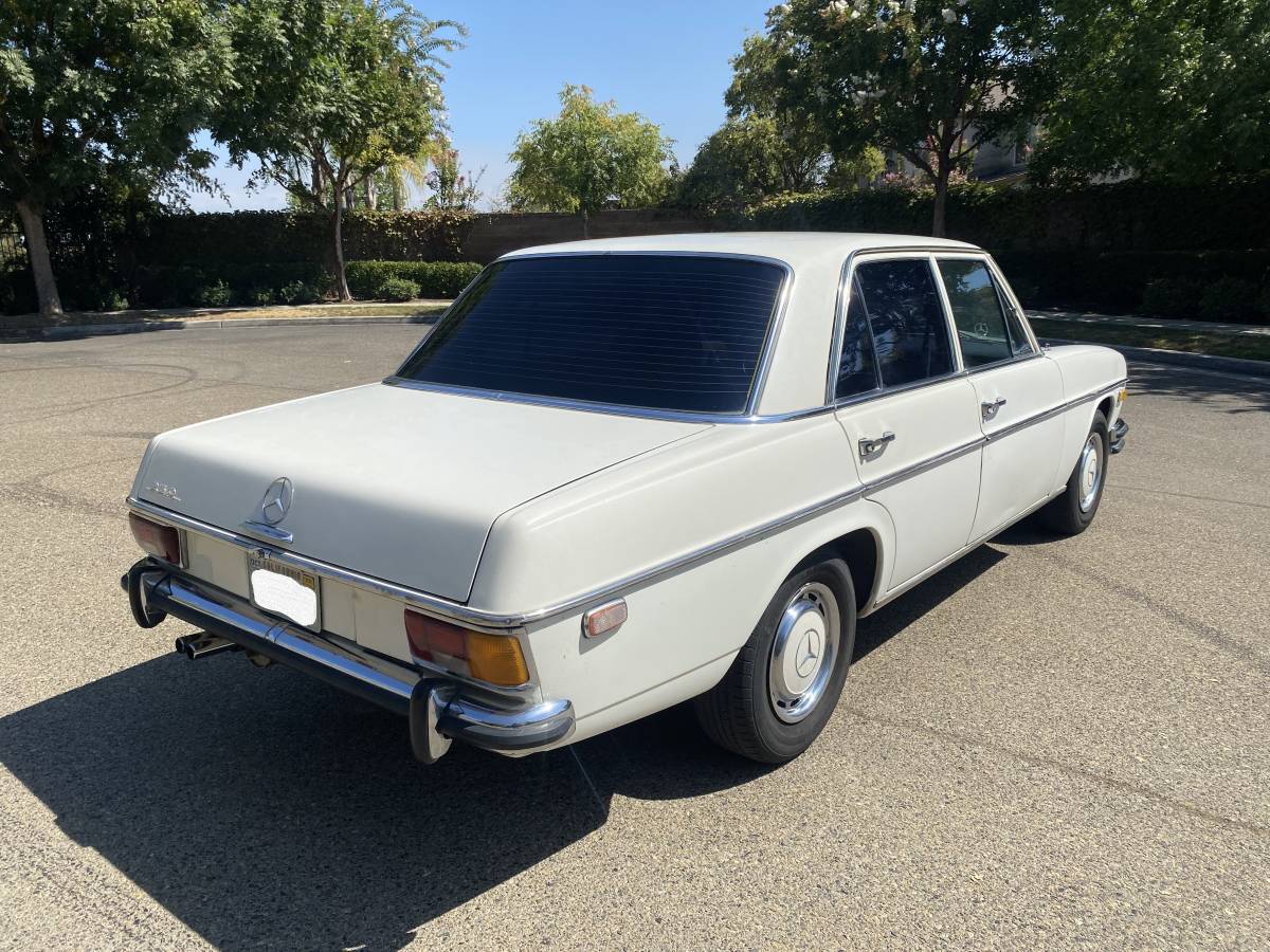 Mercedes-250-2.8-liter-1972-white-17