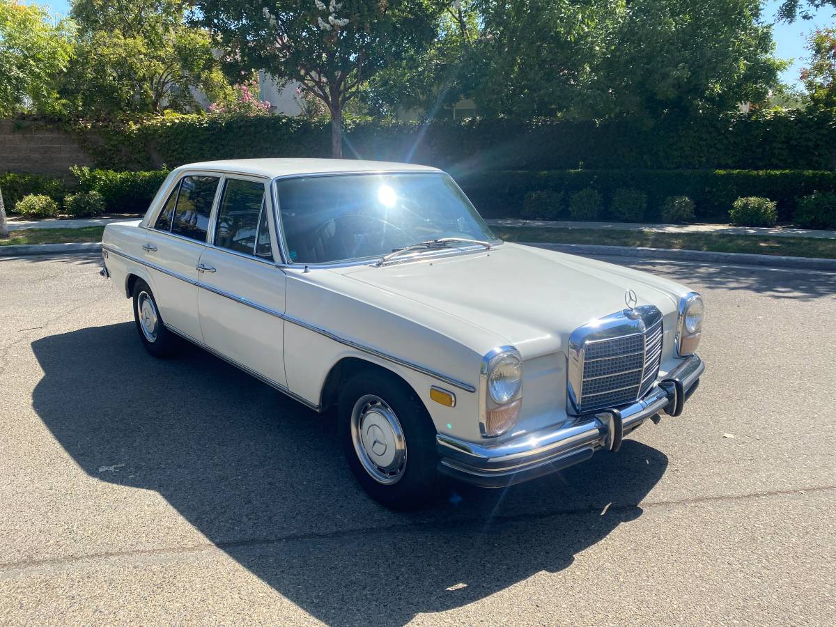 Mercedes-250-2.8-liter-1972-white-3
