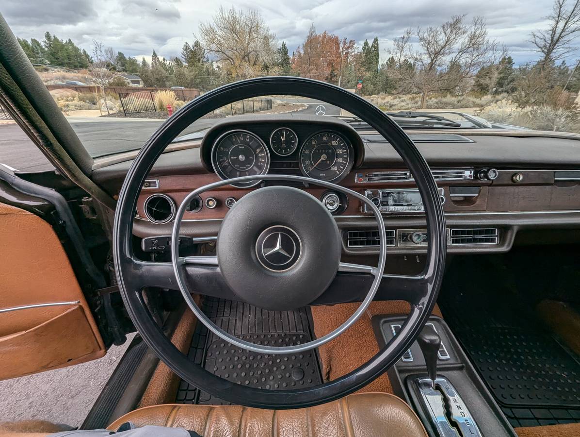 Mercedes-280sel-4.5-1972-brown-13