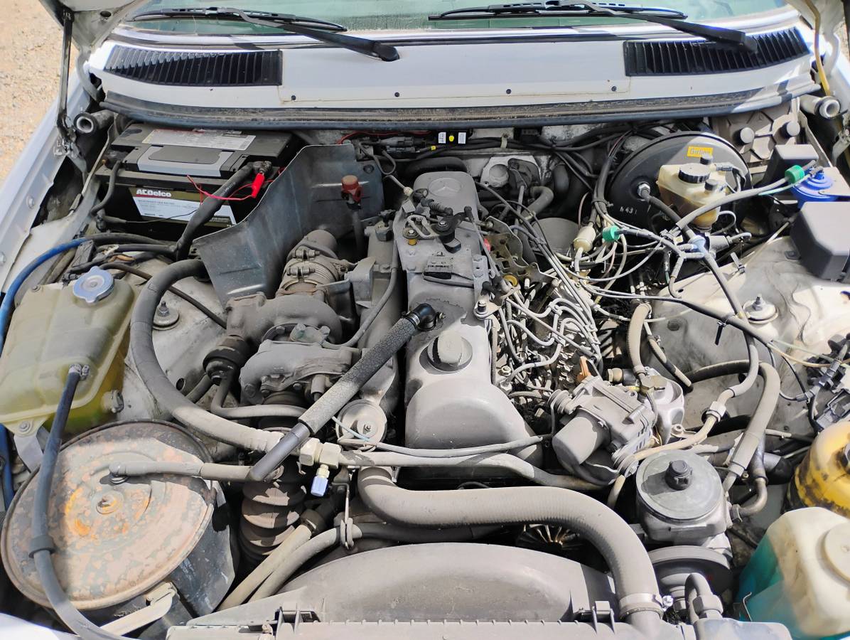 Mercedes-300-td-diesel-1985-white-12