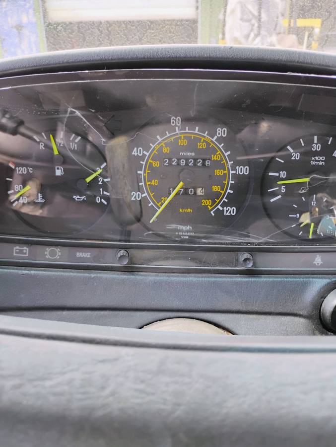 Mercedes-300-td-diesel-1985-white-9