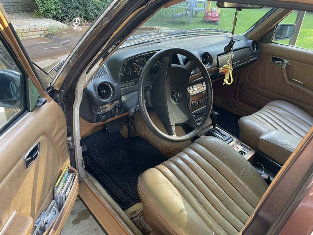Mercedes-300d-diesel-1984-brown-3