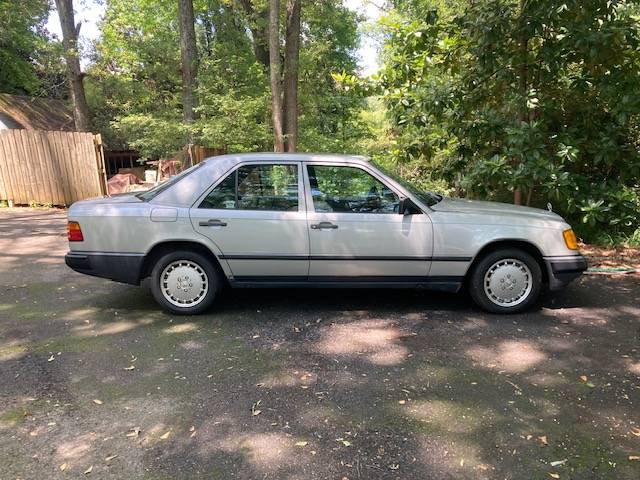 Mercedes-300e-1989-grey-3