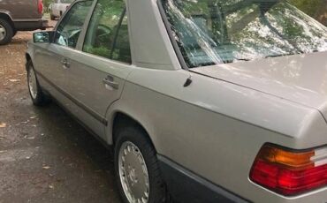 Mercedes-300e-1989-grey-7