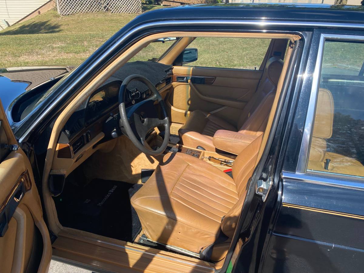 Mercedes-300sd-diesel-1982-black-1