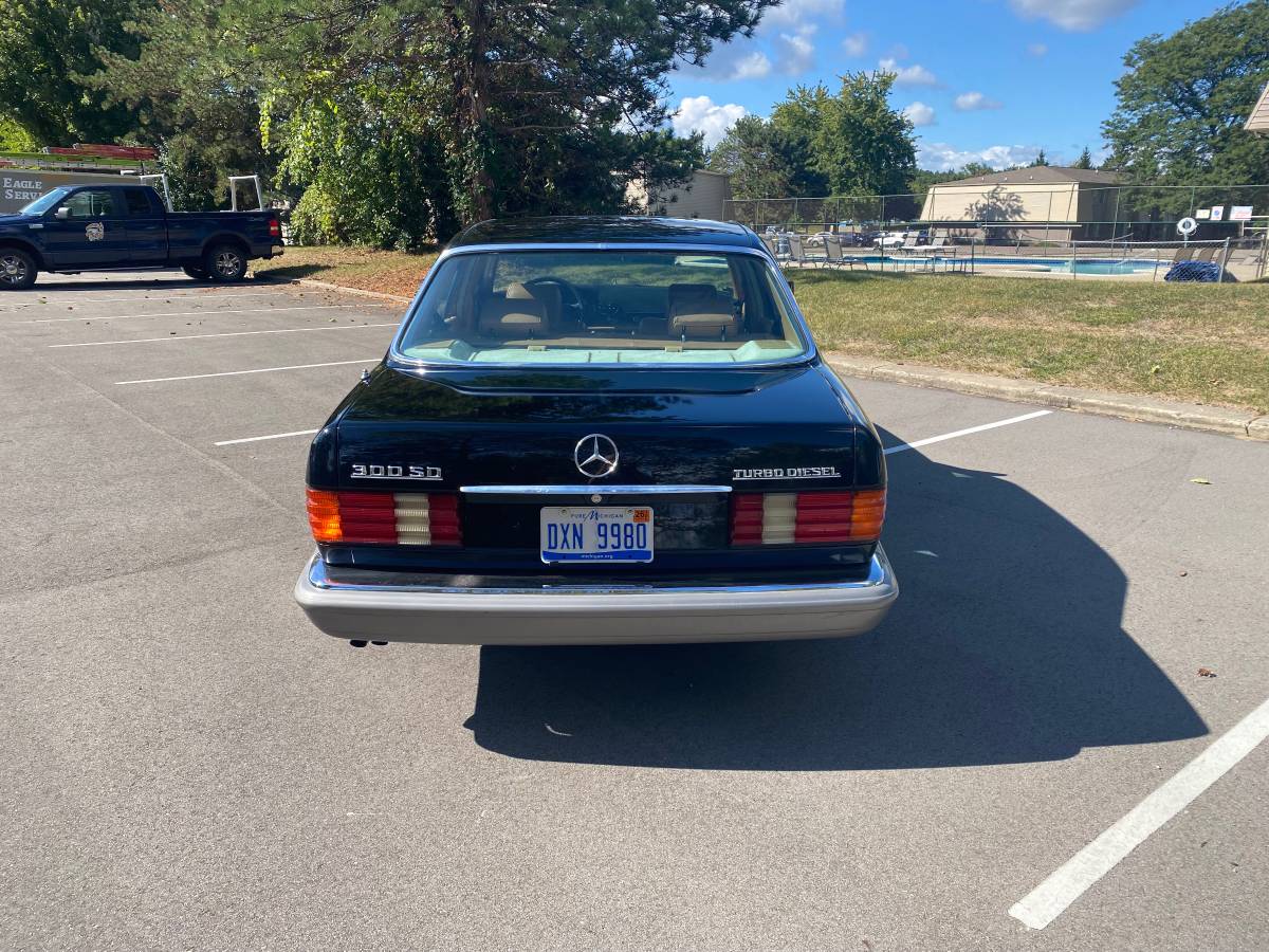 Mercedes-300sd-diesel-1982-black-2
