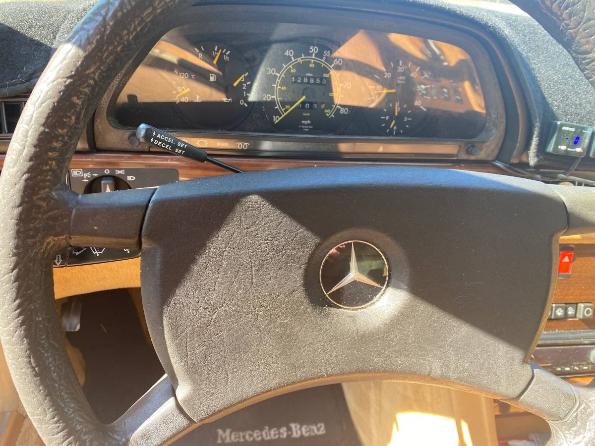 Mercedes-300sd-diesel-1982-black-3