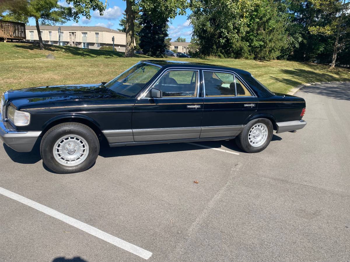 Mercedes-300sd-diesel-1982-black-5