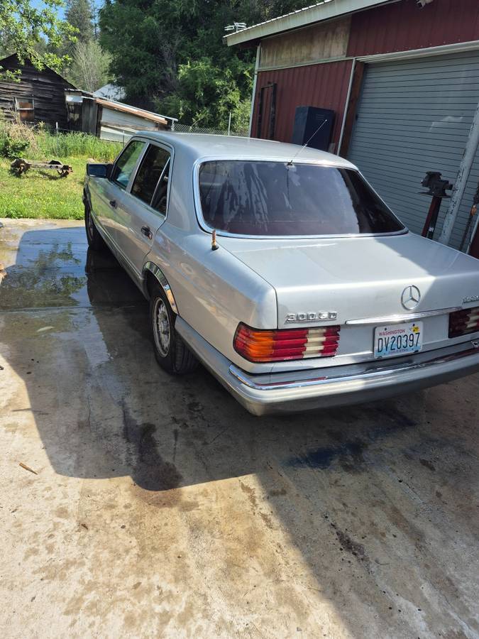 Mercedes-300sd-diesel-1984-silver-1