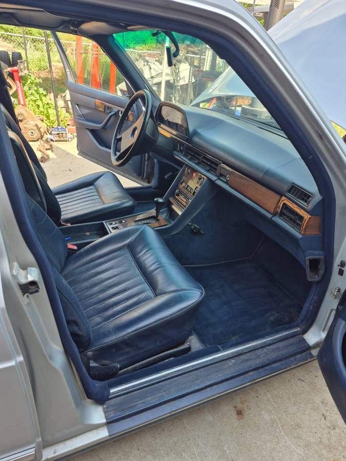 Mercedes-300sd-diesel-1984-silver