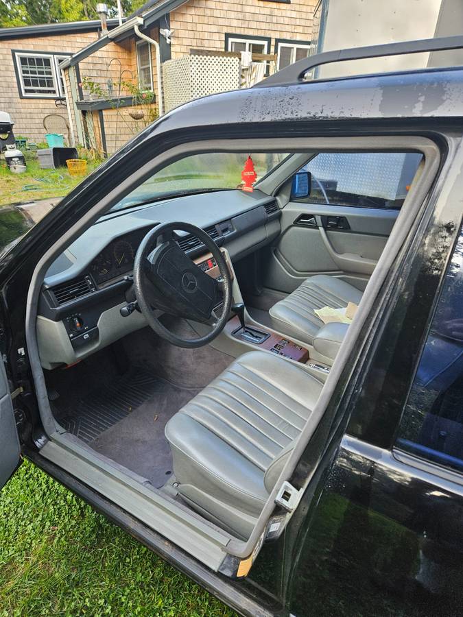 Mercedes-300te-1989-black-5