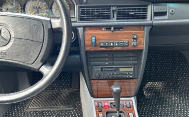 Mercedes-Benz-190-Series-1991-13